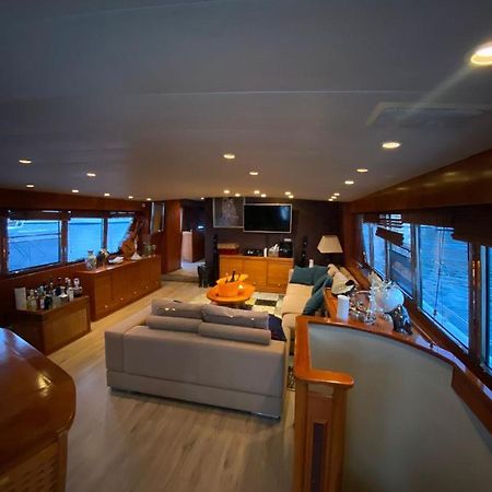 ホテル Amazing Boat To Sleep In Barcelona サン・アドリア・デ・ベソス エクステリア 写真