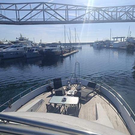 ホテル Amazing Boat To Sleep In Barcelona サン・アドリア・デ・ベソス エクステリア 写真