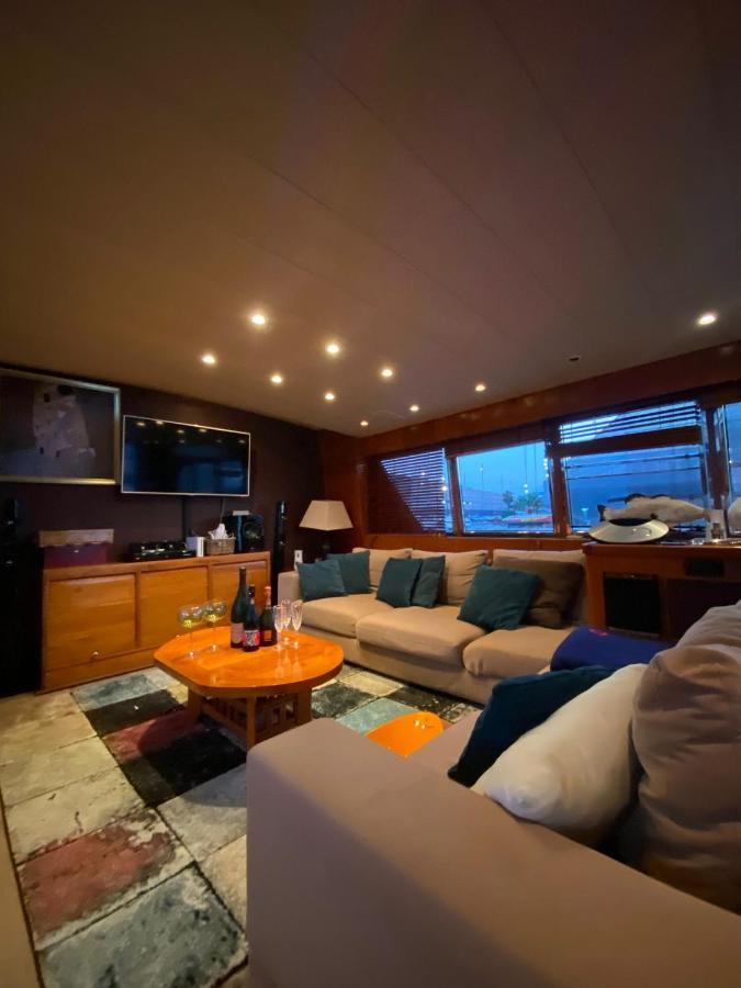 ホテル Amazing Boat To Sleep In Barcelona サン・アドリア・デ・ベソス エクステリア 写真