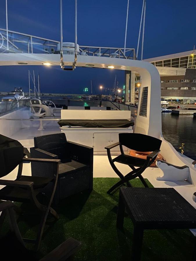 ホテル Amazing Boat To Sleep In Barcelona サン・アドリア・デ・ベソス エクステリア 写真