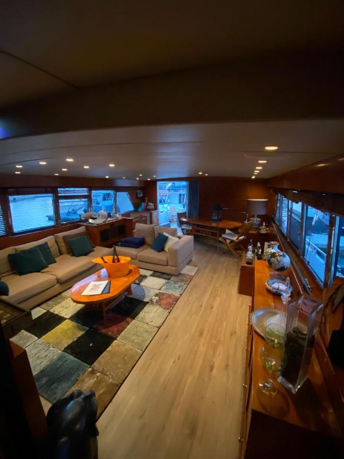 ホテル Amazing Boat To Sleep In Barcelona サン・アドリア・デ・ベソス エクステリア 写真