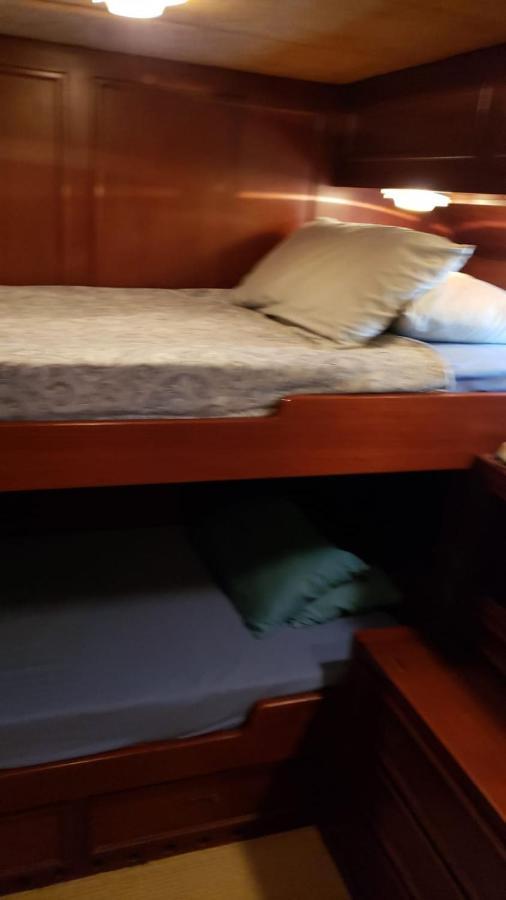 ホテル Amazing Boat To Sleep In Barcelona サン・アドリア・デ・ベソス エクステリア 写真