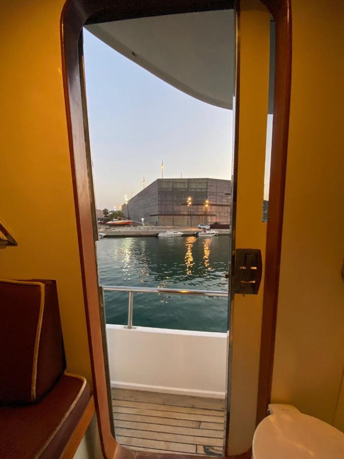 ホテル Amazing Boat To Sleep In Barcelona サン・アドリア・デ・ベソス エクステリア 写真