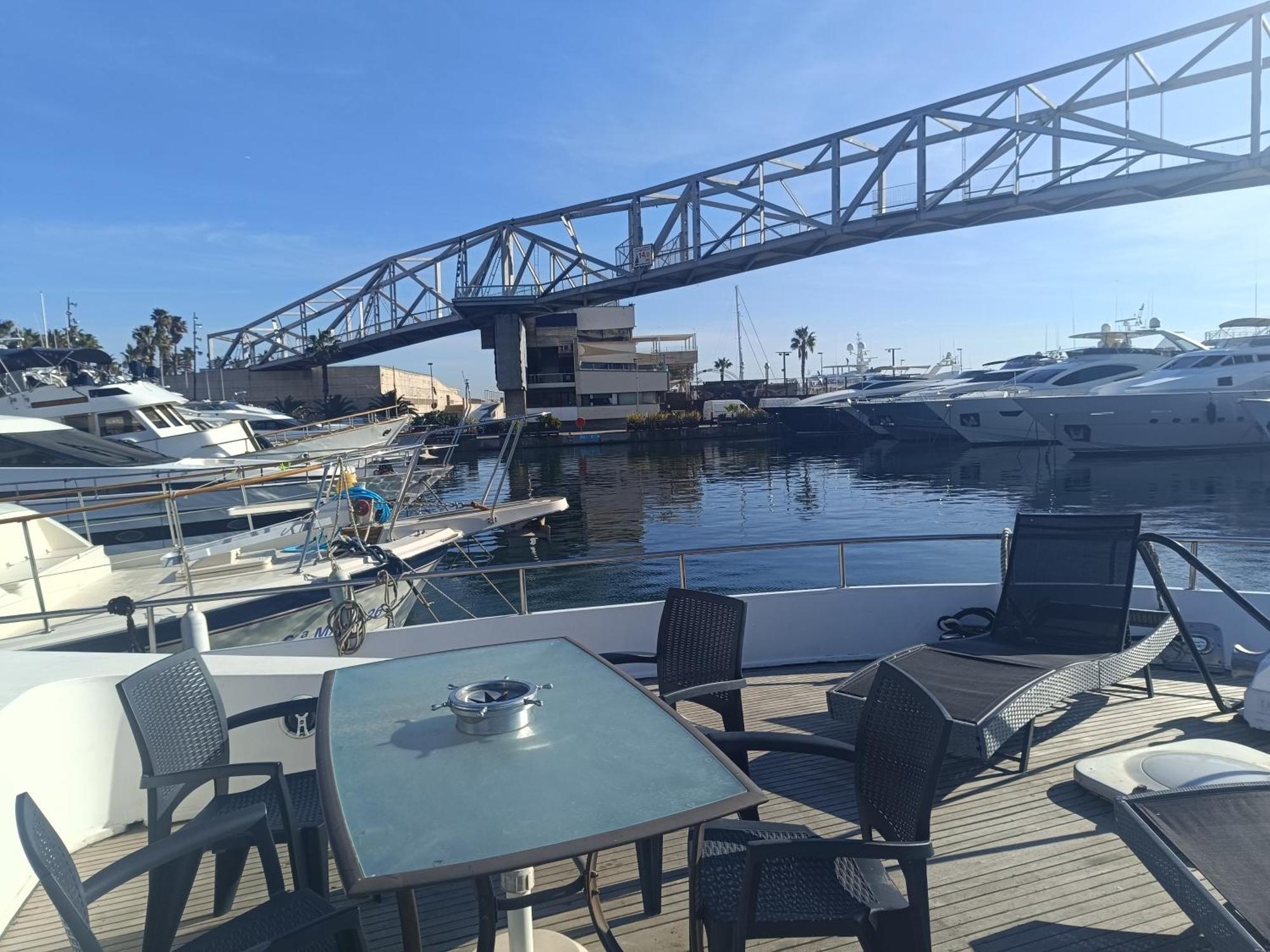 ホテル Amazing Boat To Sleep In Barcelona サン・アドリア・デ・ベソス エクステリア 写真