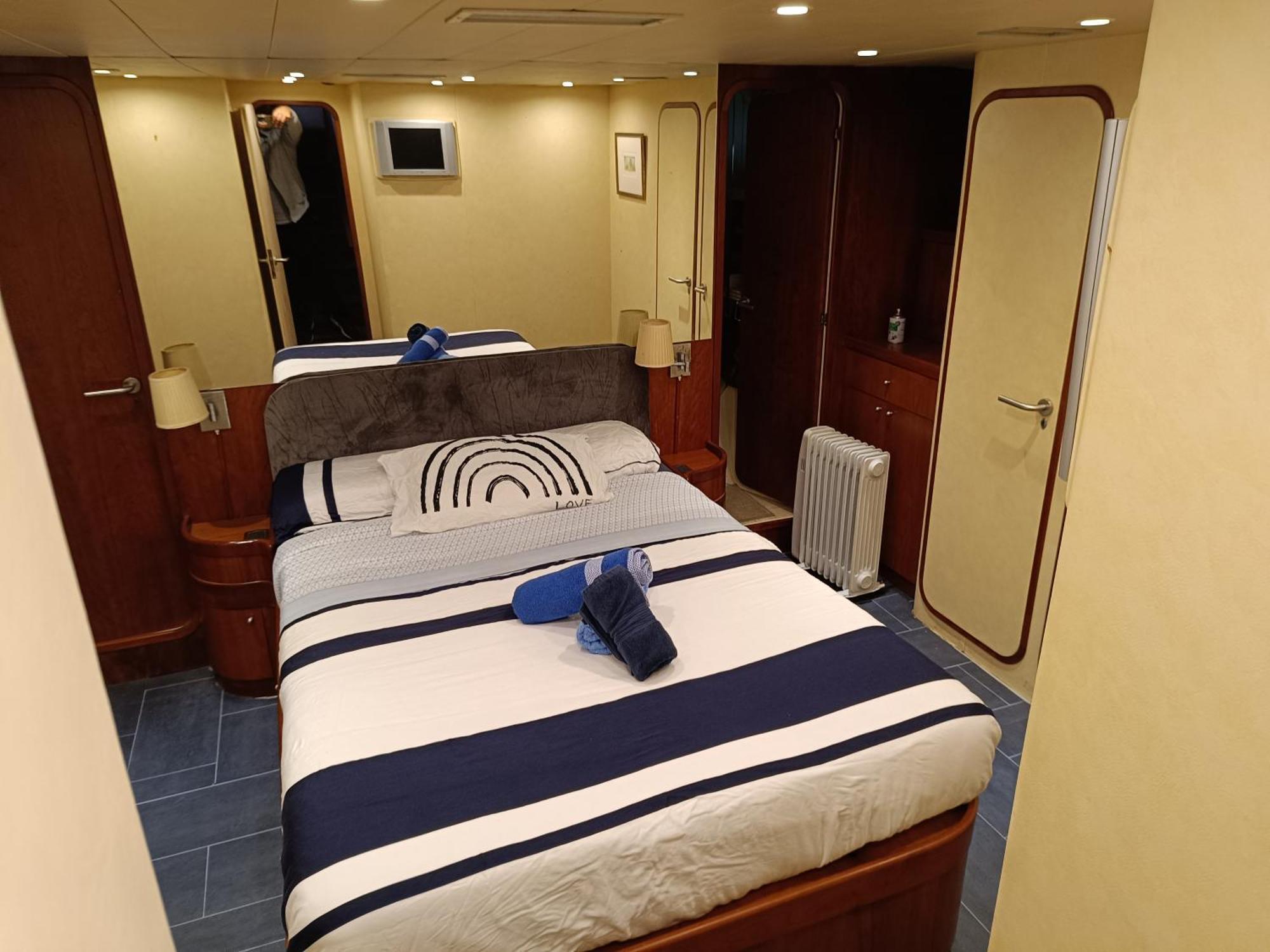 ホテル Amazing Boat To Sleep In Barcelona サン・アドリア・デ・ベソス エクステリア 写真