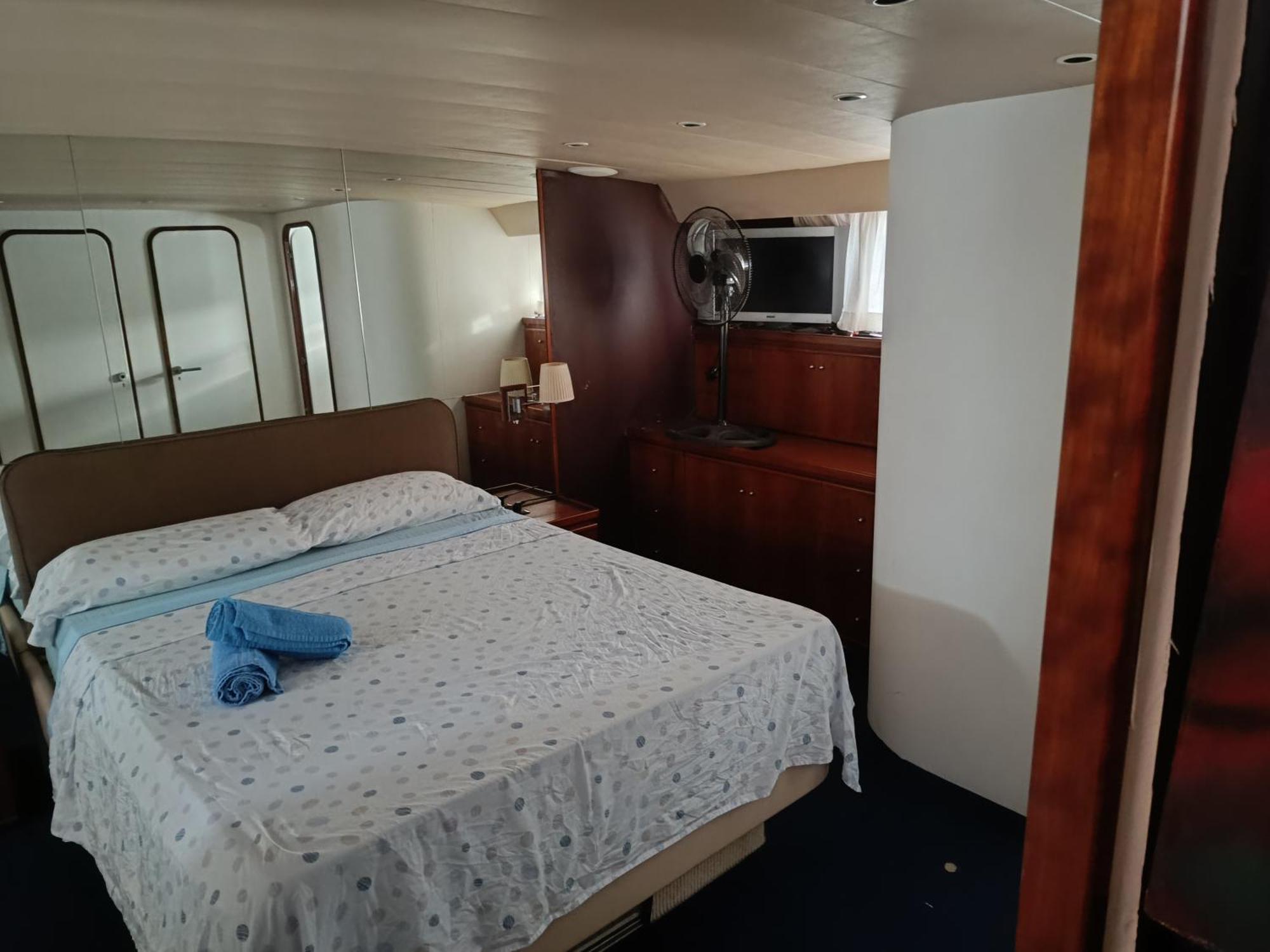 ホテル Amazing Boat To Sleep In Barcelona サン・アドリア・デ・ベソス エクステリア 写真